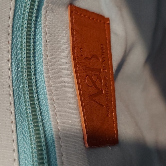 American And Beyond Floral Embroidered Bag - Picture 4 of 5